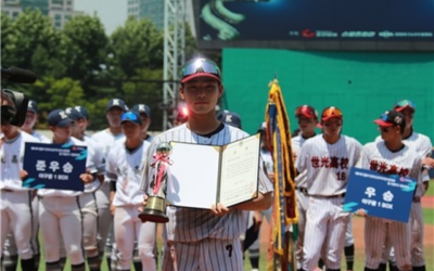 Segwang High School lifted the championship cup at the 81st Cheongryonggi National High School Baseb.. – 매일경제